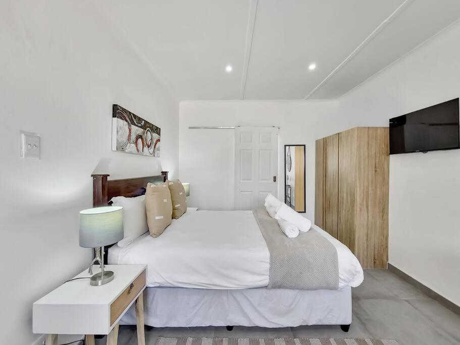 Holiday home 5 Bedroom Dutch Style Family In Milnerton Cape Town