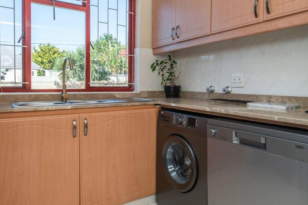 5 Bedroom Dutch Style Family In Milnerton