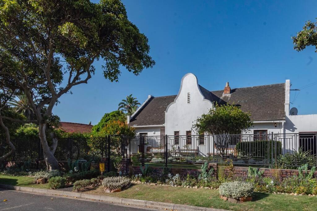 5 Bedroom Dutch Style Family In Milnerton Holiday home *