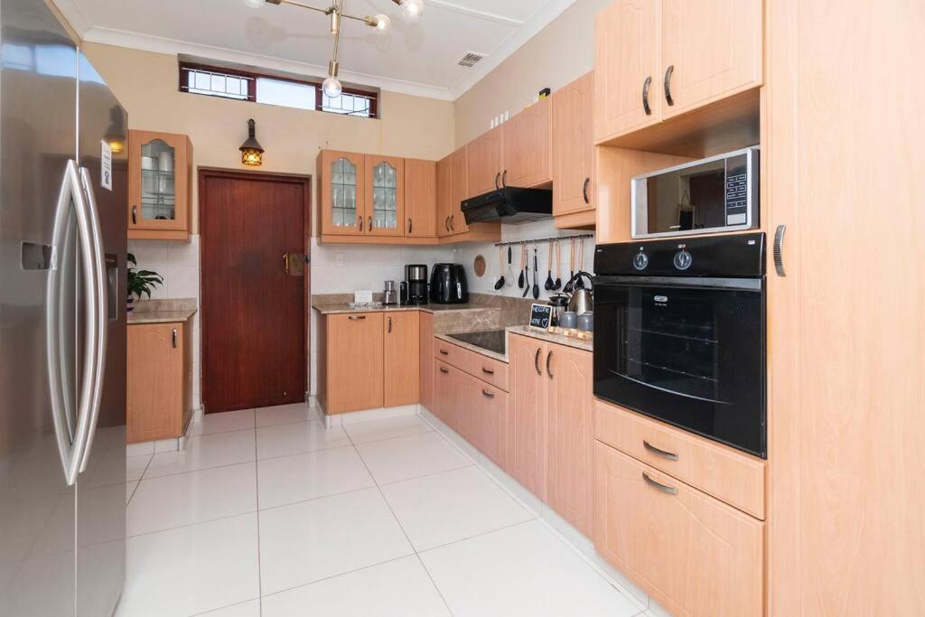 5 Bedroom Dutch Style Family In Milnerton Cape Town