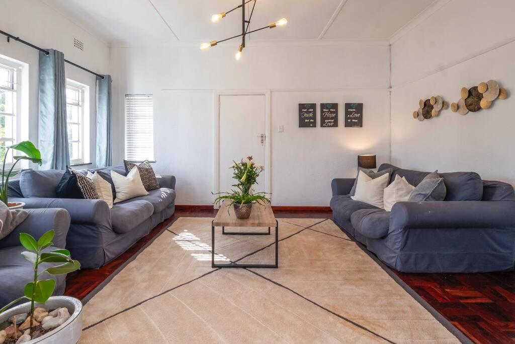 5 Bedroom Dutch Style Family In Milnerton