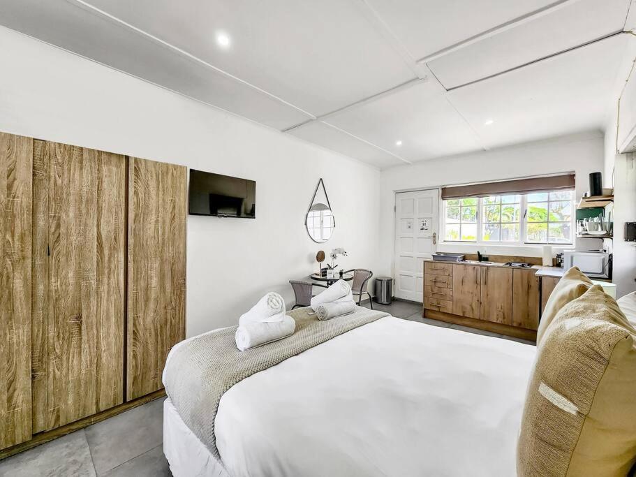 5 Bedroom Dutch Style Family In Milnerton Cape Town
