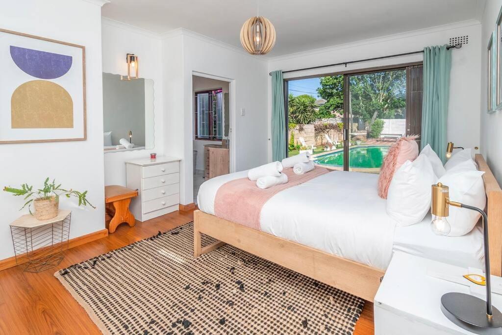 5 Bedroom Dutch Style Family In Milnerton