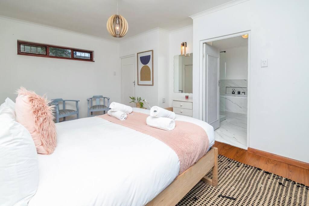 Holiday home 5 Bedroom Dutch Style Family In Milnerton Cape Town