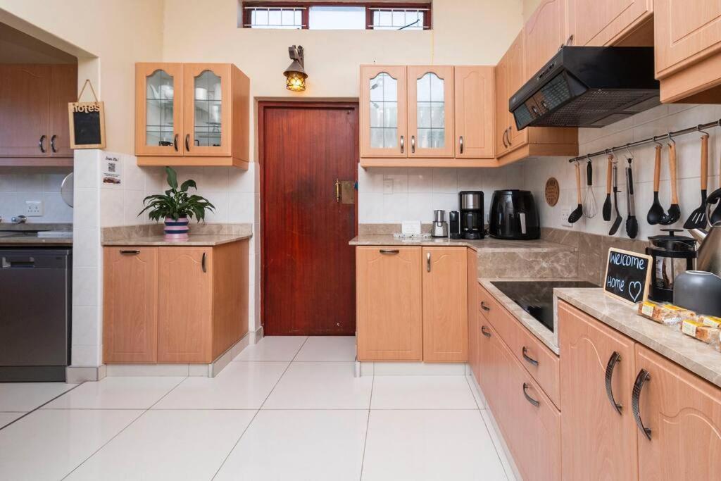 5 Bedroom Dutch Style Family In Milnerton Holiday home