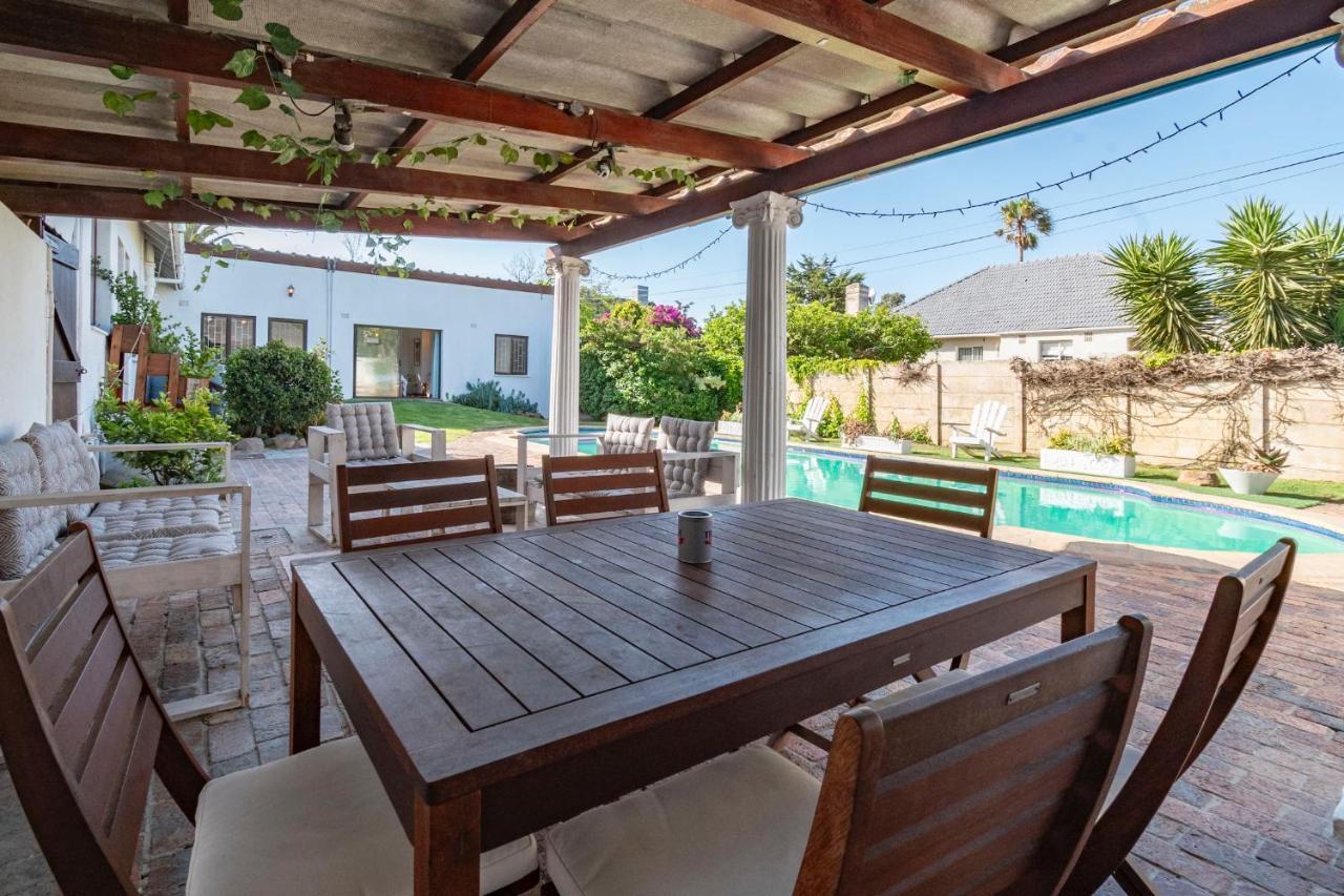 5 Bedroom Dutch Style Family In Milnerton *