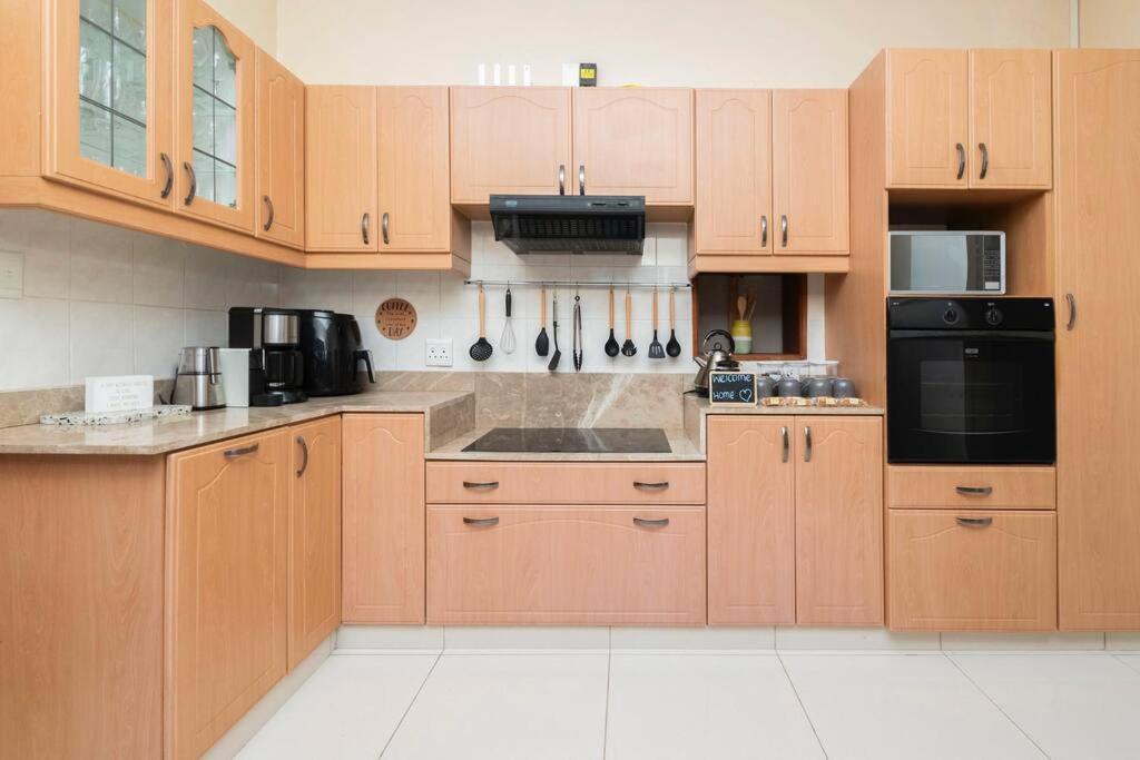 5 Bedroom Dutch Style Family In Milnerton