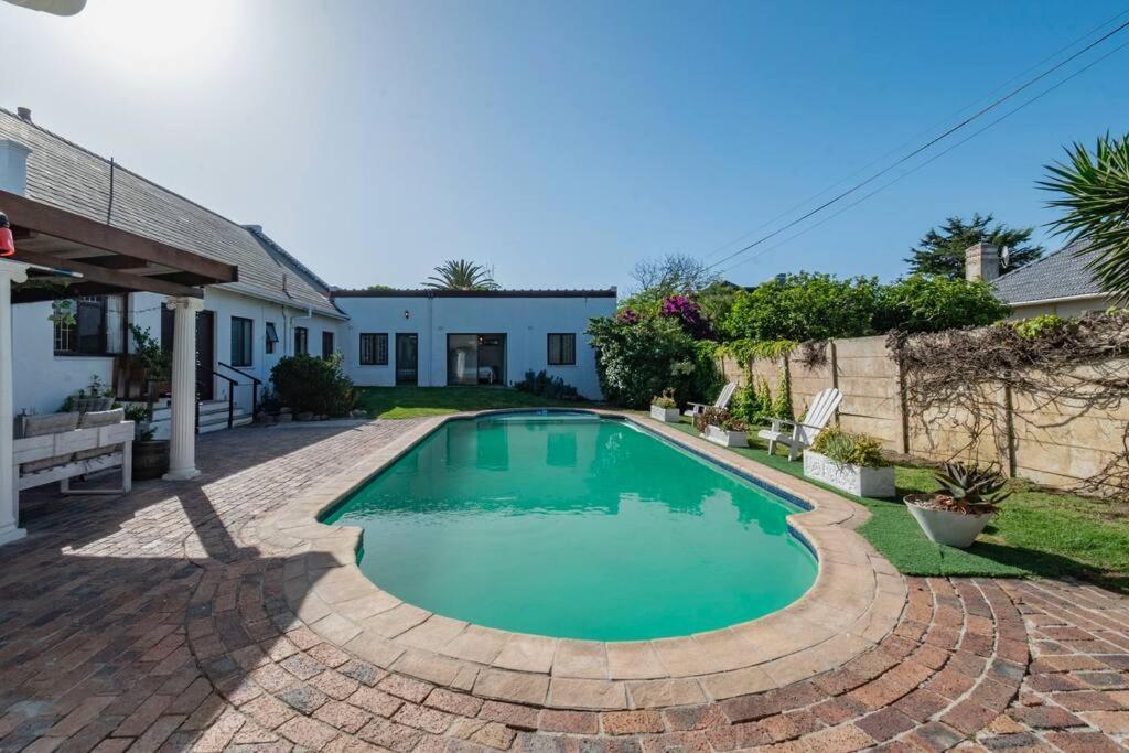 5 Bedroom Dutch Style Family In Milnerton *
