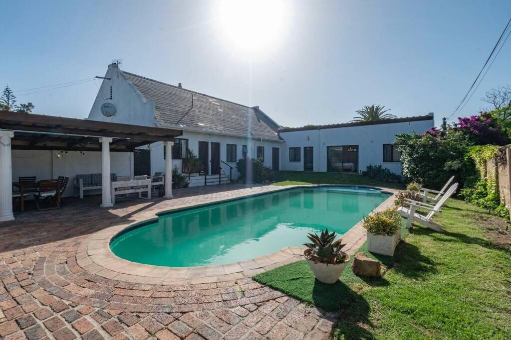 5 Bedroom Dutch Style Family In Milnerton Cape Town