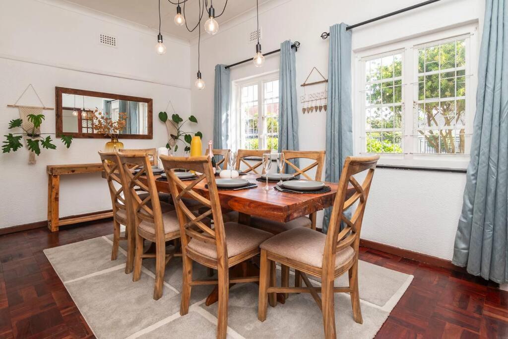 5 Bedroom Dutch Style Family In Milnerton *