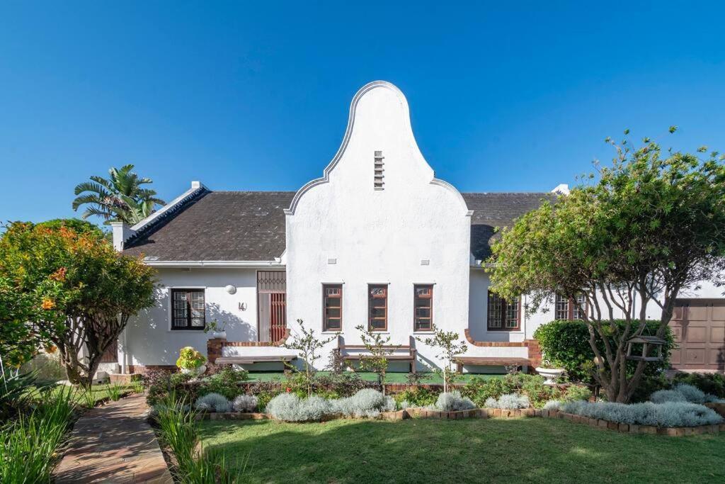 5 Bedroom Dutch Style Family In Milnerton Cape Town
