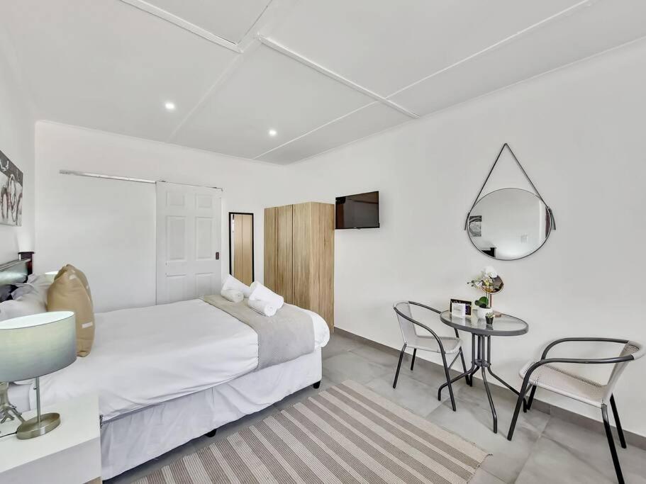 5 Bedroom Dutch Style Family In Milnerton Holiday home Cape Town