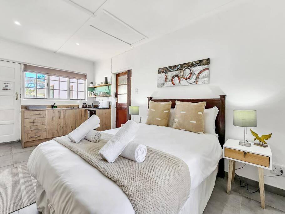 5 Bedroom Dutch Style Family In Milnerton Cape Town