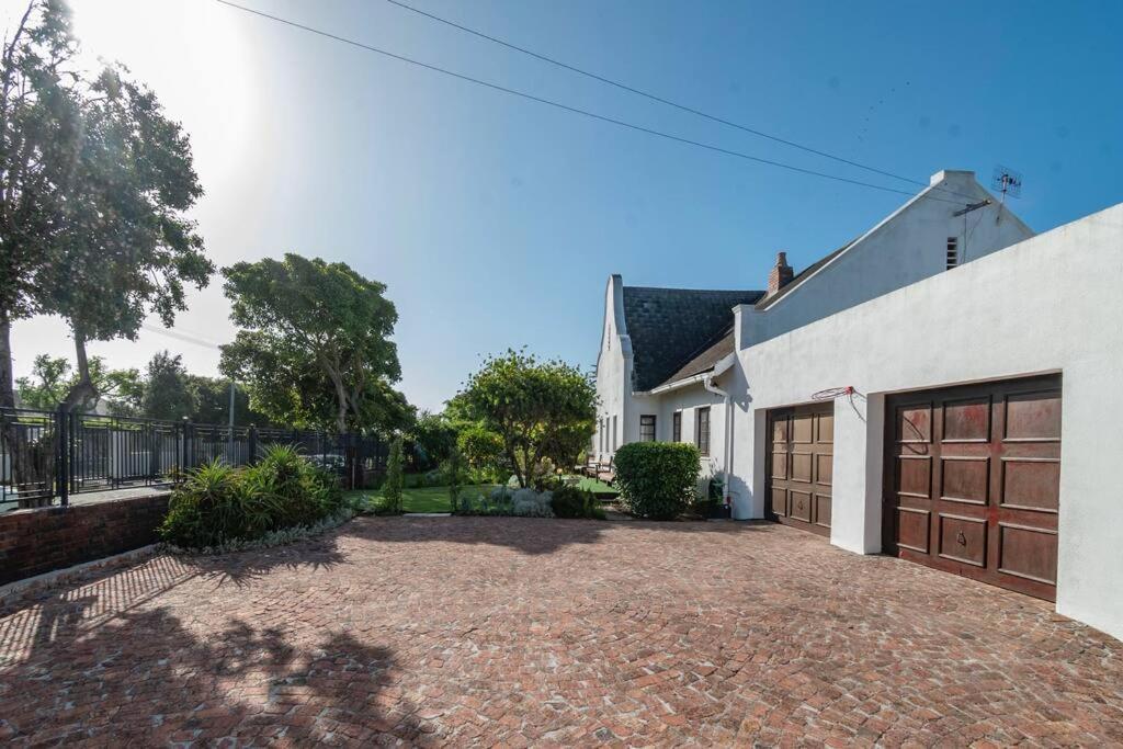 5 Bedroom Dutch Style Family In Milnerton Holiday home